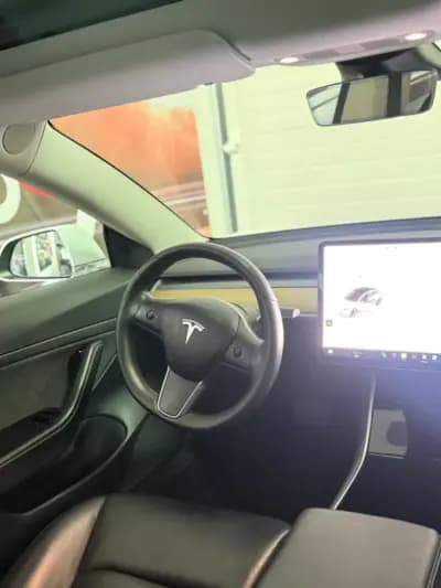 Vendo Tesla Model 3 2020 - 24900 EUR, 119316 km - AUTO.MOTO.pt