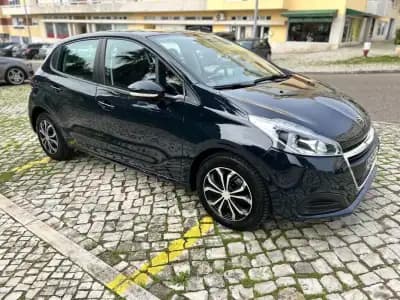 Vendo Peugeot 208 2017 - 9980 EUR, 129000 km - AUTO.MOTO.pt