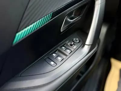 Vendo Peugeot 2008 2022 - 17950 EUR, 59000 km - AUTO.MOTO.pt