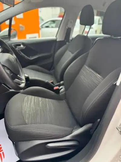 Vendo Peugeot 208 2017 - 11750 EUR, 95494 km - AUTO.MOTO.pt