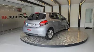 Sell Peugeot 208 2019 - 9900 EUR, 179951 km - AUTO.MOTO.pt