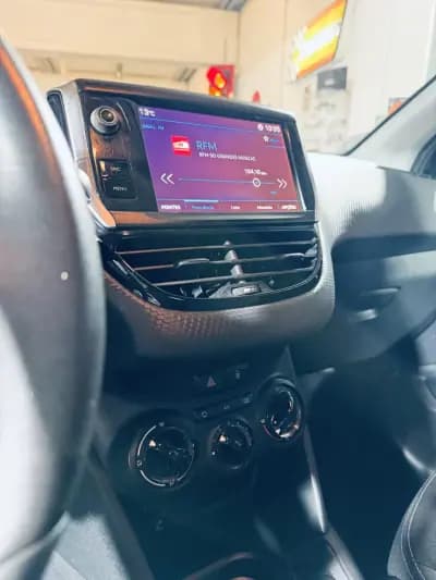 Vendo Peugeot 208 2017 - 8990 EUR, 100342 km - AUTO.MOTO.pt