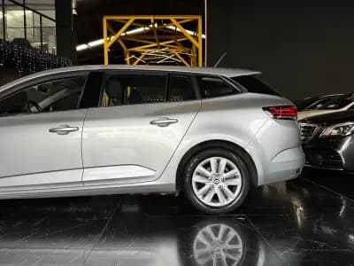 Vendo Renault Mégane Sport Tourer 2022 - 16990 EUR, 132900 km - AUTO.MOTO.pt