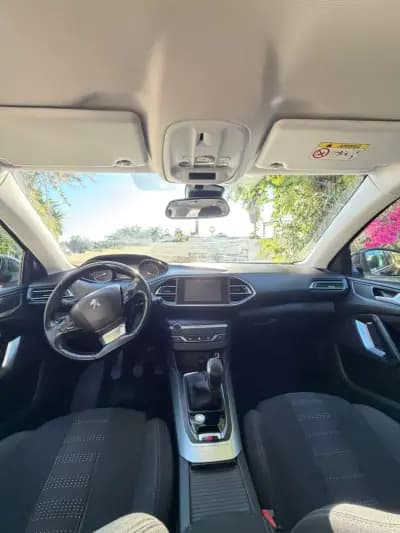 Vendo Peugeot 308 2017 - 10900 EUR, 140007 km - AUTO.MOTO.pt