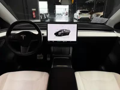 Vendo Tesla Model Y 2024 - 43990 EUR, 35600 km - AUTO.MOTO.pt