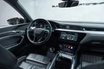 Vendo Audi Q8 e-Tron Sportback 2023 - 49950 EUR, 55000 km - AUTO.MOTO.pt