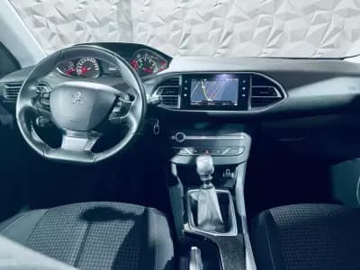 Vendo Peugeot 308 2019 - 12990 EUR, 119631 km - AUTO.MOTO.pt