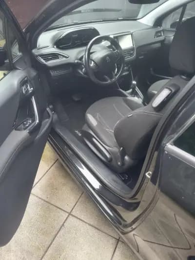 Vendo Peugeot 208 2013 - 8900 EUR, 157000 km - AUTO.MOTO.pt
