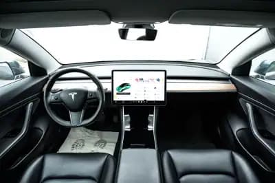 Vendo Tesla Model 3 2020 - 21990 EUR, 124208 km - AUTO.MOTO.pt