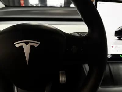 Vendo Tesla Model Y 2024 - 43990 EUR, 35600 km - AUTO.MOTO.pt