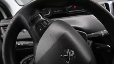 Vendo Peugeot 208 2015 - 9500 EUR, 210000 km - AUTO.MOTO.pt