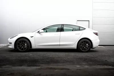 Vendo Tesla Model 3 2020 - 25990 EUR, 111680 km - AUTO.MOTO.pt