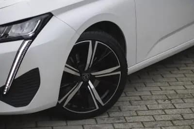 Vendo Peugeot 308 2022 - 22900 EUR, 133639 km - AUTO.MOTO.pt