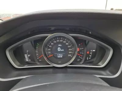 Vendo Volvo V40 2018 - 15990 EUR, 122118 km - AUTO.MOTO.pt