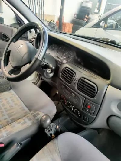 Vendo Renault Mégane 2000 - 3900 EUR, 121580 km - AUTO.MOTO.pt