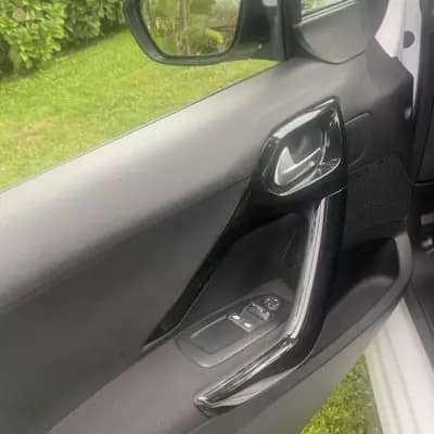 Vendo Peugeot 208 2016 - 9990 EUR, 103782 km - AUTO.MOTO.pt