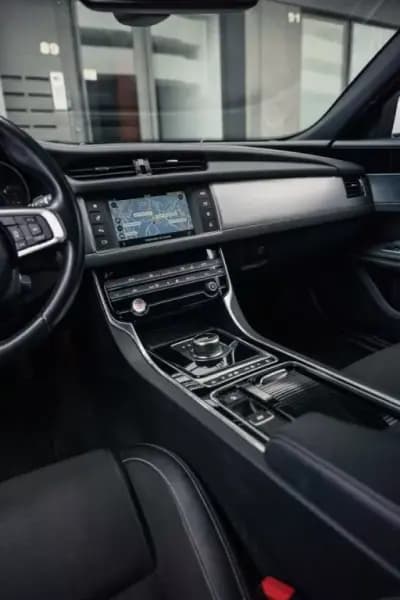 Vendo Jaguar XF 2017 - 24990 EUR, 145800 km - AUTO.MOTO.pt