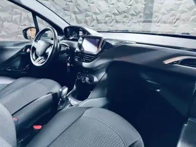 Vendo Peugeot 208 2017 - 8990 EUR, 100342 km - AUTO.MOTO.pt