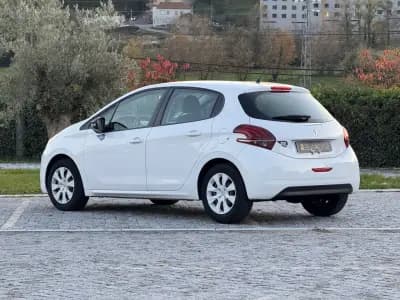 Vendo Peugeot 208 2016 - 7500 EUR, 121000 km - AUTO.MOTO.pt