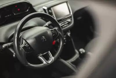 Vendo Peugeot 208 2014 - 7900 EUR, 203000 km - AUTO.MOTO.pt