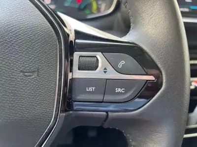 Vendo Peugeot e-2008 2022 - 21990 EUR, 30000 km - AUTO.MOTO.pt