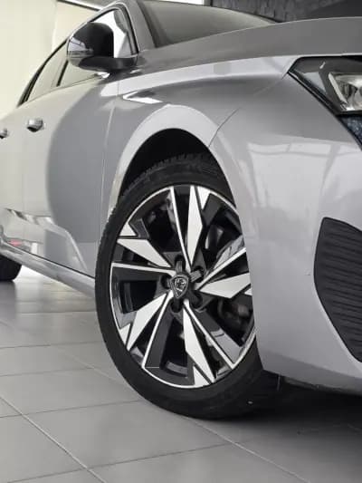 Vendo Peugeot 308 2022 - 22650 EUR, 61135 km - AUTO.MOTO.pt