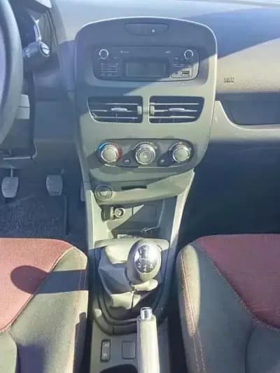 Vendo Renault Clio Break 2014 - 11890 EUR, 142223 km - AUTO.MOTO.pt