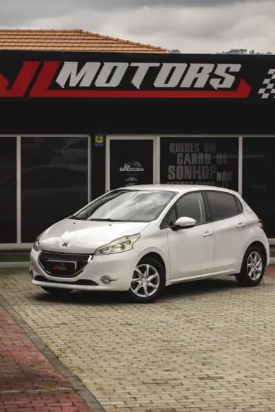 Vendo Peugeot 208 2014 - 7900 EUR, 203000 km - AUTO.MOTO.pt