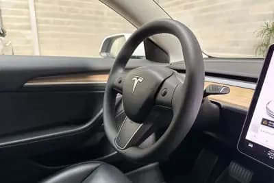 Vendo Tesla Model 3 2021 - 25450 EUR, 58710 km - AUTO.MOTO.pt