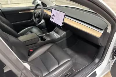 Vendo Tesla Model 3 2021 - 25450 EUR, 58710 km - AUTO.MOTO.pt