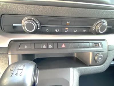 Vendo Peugeot Traveller 2018 - 28990 EUR, 151058 km - AUTO.MOTO.pt