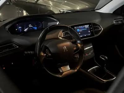 Vendo Peugeot 308 SW 2021 - 13990 EUR, 123500 km - AUTO.MOTO.pt