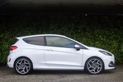 Vendo Ford Fiesta 2019 - 19900 EUR, 110400 km - AUTO.MOTO.pt