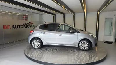 Sell Peugeot 208 2019 - 9900 EUR, 179951 km - AUTO.MOTO.pt