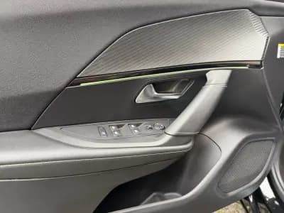 Vendo Peugeot e-2008 2023 - 24900 EUR, 10624 km - AUTO.MOTO.pt