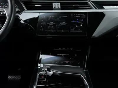 Sell Audi Q8 e-Tron Sportback 2024 - 59990 EUR, 24200 km - AUTO.MOTO.pt