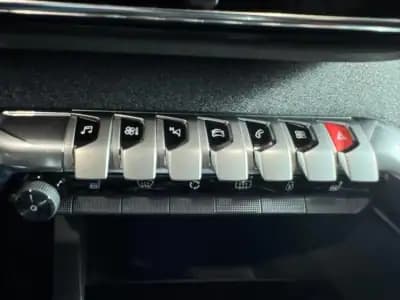 Vendo Peugeot 3008 2022 - 25490 EUR, 93958 km - AUTO.MOTO.pt