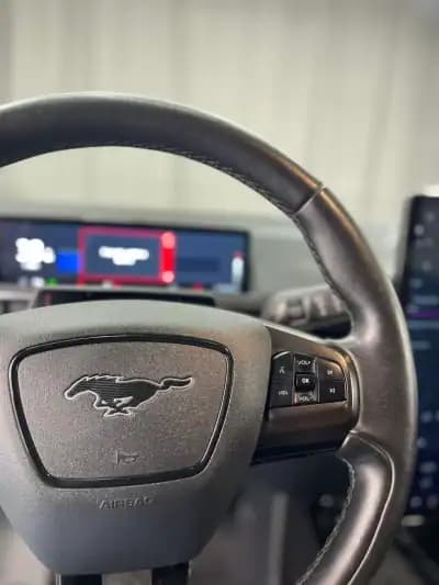 Vendo Ford Mustang Mach-E 2021 - 24999 EUR, 140000 km - AUTO.MOTO.pt