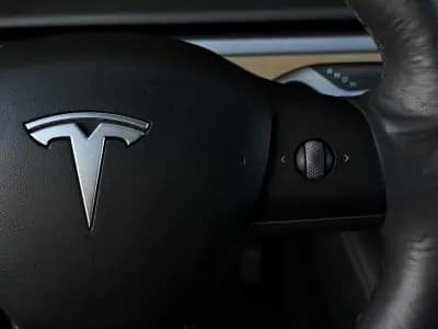 Vendo Tesla Model 3 2022 - 29990 EUR, 125900 km - AUTO.MOTO.pt