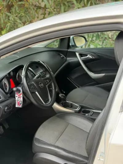 Sell Opel Astra 2011 - 9990 EUR, 71935 km - AUTO.MOTO.pt