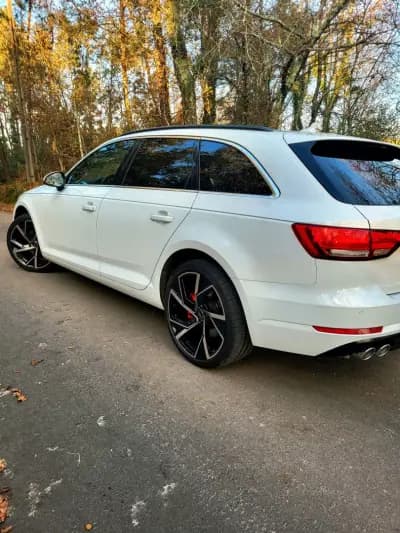 Vendo Audi A4 Avant 2017 - 22990 EUR, 183300 km - AUTO.MOTO.pt