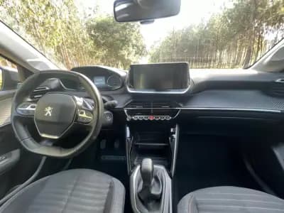 Vendo Peugeot 208 2021 - 13500 EUR, 110639 km - AUTO.MOTO.pt