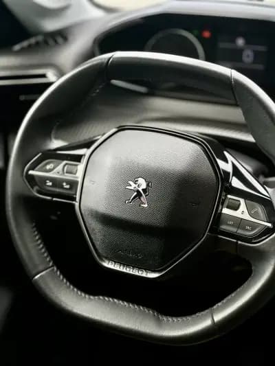 Vendo Peugeot 208 2022 - 15950 EUR, 71000 km - AUTO.MOTO.pt