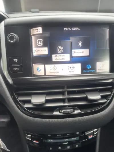 Vendo Peugeot 208 2013 - 8900 EUR, 157000 km - AUTO.MOTO.pt