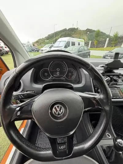 Vendo Volkswagen Cross Up! 2018 - 13990 EUR, 101322 km - AUTO.MOTO.pt