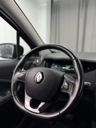 Vendo Renault Zoe 2017 - 10499 EUR, 105000 km - AUTO.MOTO.pt