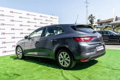 Vendo Renault Mégane 2019 - 14990 EUR, 124445 km - AUTO.MOTO.pt