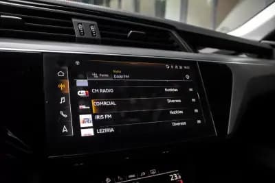 Vendo Audi Q8 e-Tron Sportback 2023 - 52900 EUR, 34353 km - AUTO.MOTO.pt