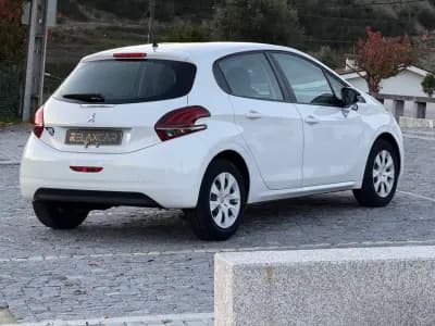 Vendo Peugeot 208 2016 - 7500 EUR, 121000 km - AUTO.MOTO.pt