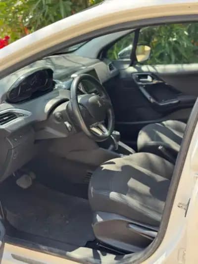 Vendo Peugeot 208 2013 - 14990 EUR, 103386 km - AUTO.MOTO.pt